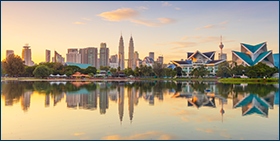 Anketa o plaćanju u Aziji 2022. Panoramski pogled na obrise grada Kuala Lumpura s odrazima i prekrasnim jutarnjim nebom, park Titiwangsa, Malezija.